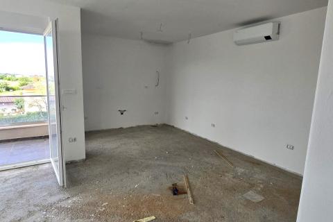 Rovinj, stan u novogradnji 77 m2 + vlastita krovna terasa 77 m2 + parking mjesto
