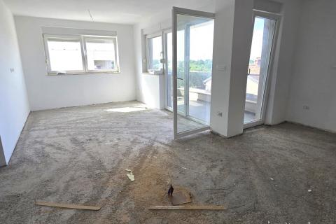 Rovinj, stan u novogradnji 77 m2 + vlastita krovna terasa 77 m2 + parking mjesto