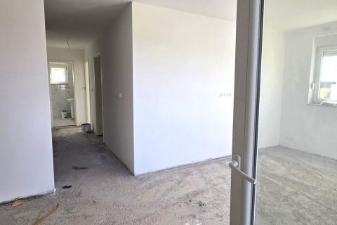 Rovinj, stan u novogradnji 77 m2 + vlastita krovna terasa 77 m2 + parking mjesto