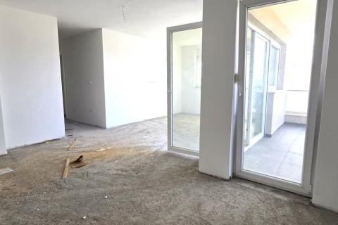 Rovinj, stan u novogradnji 77 m2 + vlastita krovna terasa 77 m2 + parking mjesto