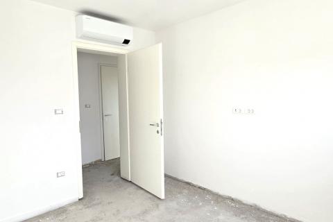Rovinj, stan u novogradnji 77 m2 + vlastita krovna terasa 77 m2 + parking mjesto