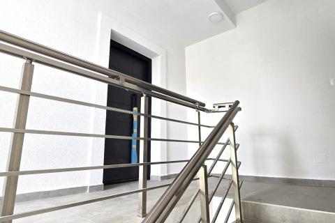 Rovinj, stan u novogradnji 77 m2 + vlastita krovna terasa 77 m2 + parking mjesto