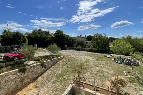 Otok Krk,Skrbčići-samostojeća kuća s velikom okućnicom