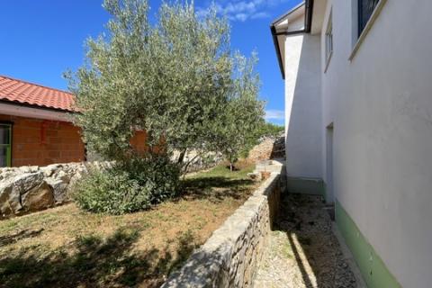 Otok Krk,Skrbčići-samostojeća kuća s velikom okućnicom