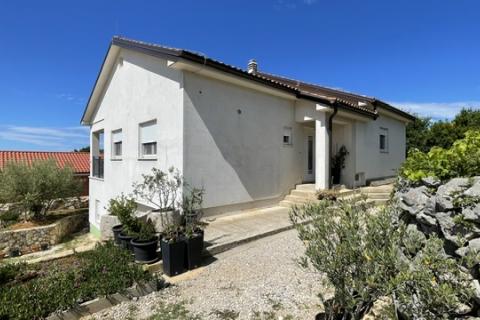Otok Krk,Skrbčići-samostojeća kuća s velikom okućnicom