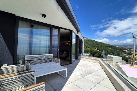Opatija- stan s bazenom, garažom i pogledom na more