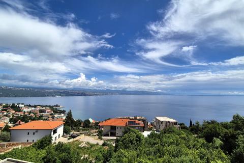 Opatija- stan s bazenom, garažom i pogledom na more