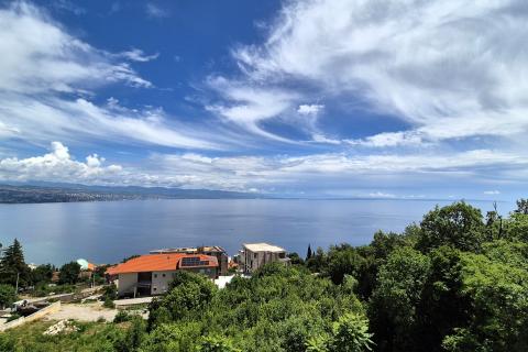 Opatija- stan s bazenom, garažom i pogledom na more
