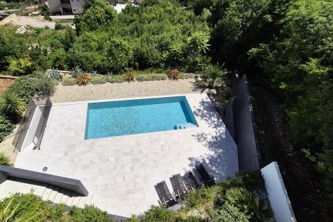 Opatija- stan s bazenom, garažom i pogledom na more