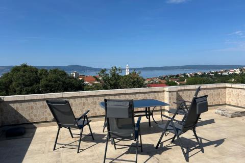 Novi Vinodolski-apartman sa terasom i parkirnim mjestom