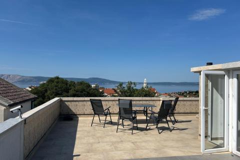 Novi Vinodolski-apartman sa terasom i parkirnim mjestom