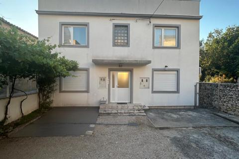 Novi Vinodolski-apartman sa terasom i parkirnim mjestom