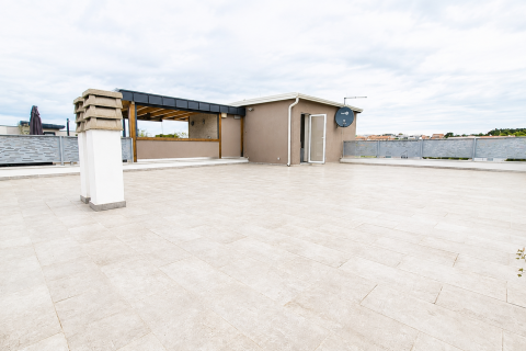 Novigrad &ndash; Komforan stan s krovnom terasom i pogledom na more, 500 m od plaže