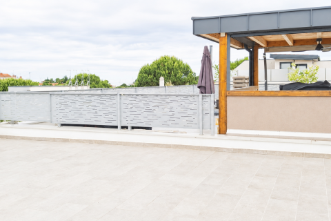 Novigrad &ndash; Komforan stan s krovnom terasom i pogledom na more, 500 m od plaže