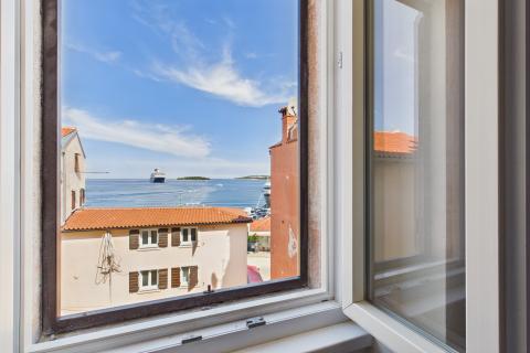Rovinj, novouređeni hotel s terasom/barom pogled more