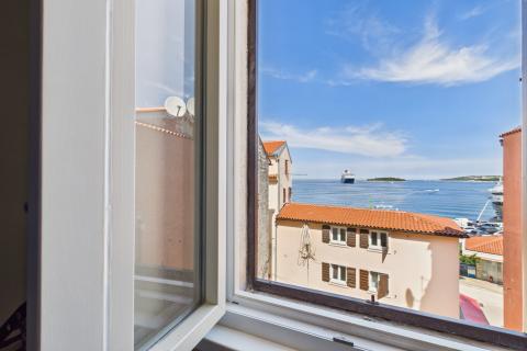 Rovinj, novouređeni hotel s terasom/barom pogled more