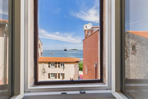 Rovinj, novouređeni hotel s terasom/barom pogled more