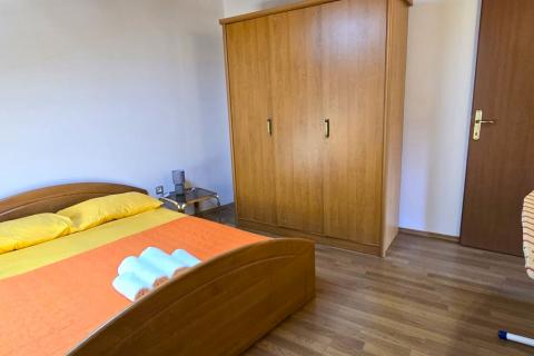 Rovinj, kvalitetan stan u centru, mirna ulica, 3 spavaće sobe, terasa