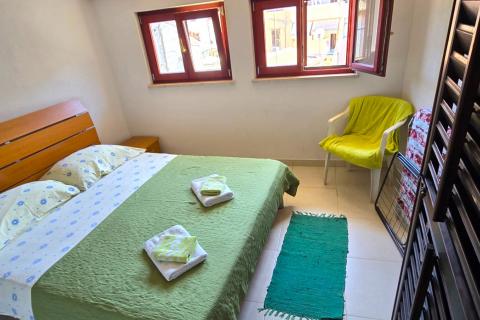 Rovinj, kvalitetan stan u centru, mirna ulica, 3 spavaće sobe, terasa