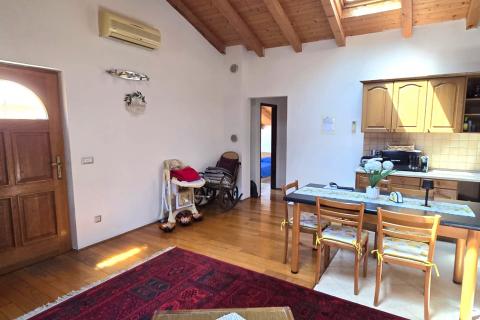 Rovinj, kvalitetan stan u centru, mirna ulica, 3 spavaće sobe, terasa