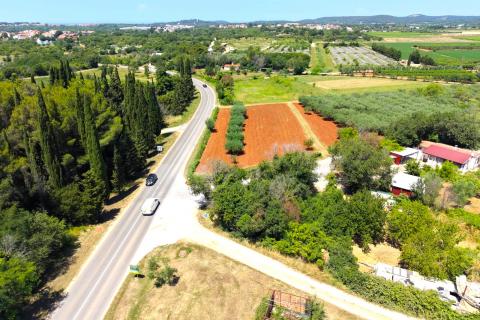Rovinj, legalisiertes Geb&auml;ude mit einer Fl&auml;che von 75 m&sup2; auf einem 1.090 m&sup2; gro&szlig;en Grundst&uuml;ck direkt an der Hauptstra&szlig;e.