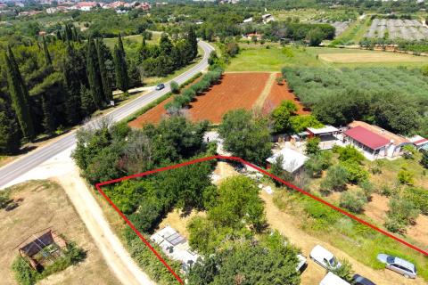 Rovinj, legalisiertes Geb&auml;ude mit einer Fl&auml;che von 75 m&sup2; auf einem 1.090 m&sup2; gro&szlig;en Grundst&uuml;ck direkt an der Hauptstra&szlig;e.