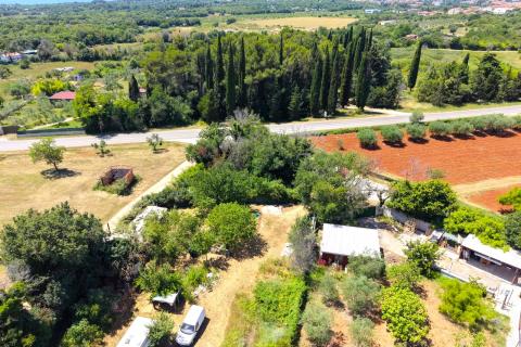 Rovinj, legalisiertes Geb&auml;ude mit einer Fl&auml;che von 75 m&sup2; auf einem 1.090 m&sup2; gro&szlig;en Grundst&uuml;ck direkt an der Hauptstra&szlig;e.