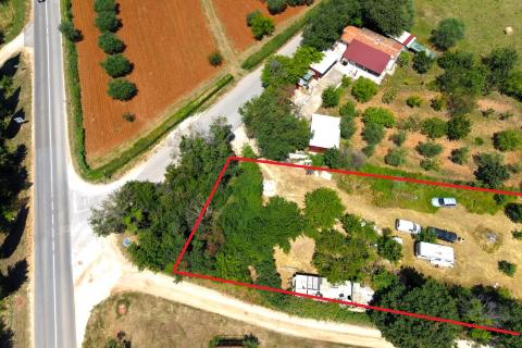 Rovinj, legalisiertes Geb&auml;ude mit einer Fl&auml;che von 75 m&sup2; auf einem 1.090 m&sup2; gro&szlig;en Grundst&uuml;ck direkt an der Hauptstra&szlig;e.