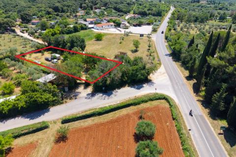 Rovinj, legalisiertes Geb&auml;ude mit einer Fl&auml;che von 75 m&sup2; auf einem 1.090 m&sup2; gro&szlig;en Grundst&uuml;ck direkt an der Hauptstra&szlig;e.