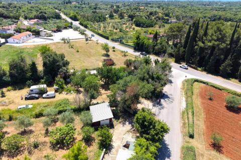 Rovinj, legalisiertes Geb&auml;ude mit einer Fl&auml;che von 75 m&sup2; auf einem 1.090 m&sup2; gro&szlig;en Grundst&uuml;ck direkt an der Hauptstra&szlig;e.