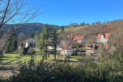 Vrbovsko, Moravice, stan + kućica, okućnica