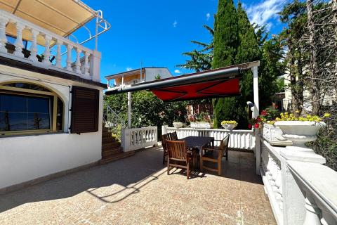 Novi Vinodolski- kuća sa 3 stana blizu mora