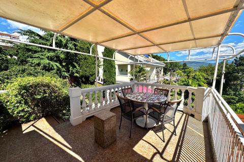 Novi Vinodolski- kuća sa 3 stana blizu mora