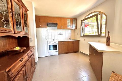 Novi Vinodolski- kuća sa 3 stana blizu mora