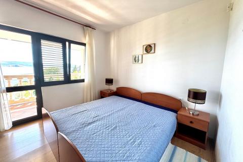 Novi Vinodolski- kuća sa 3 stana blizu mora