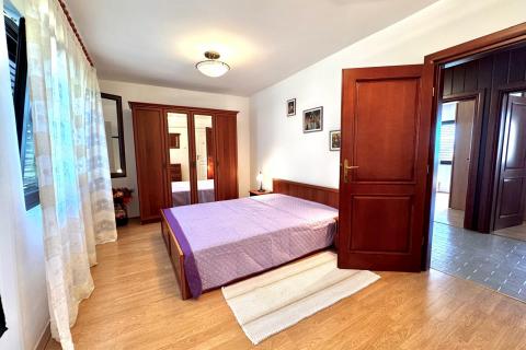 Novi Vinodolski- kuća sa 3 stana blizu mora