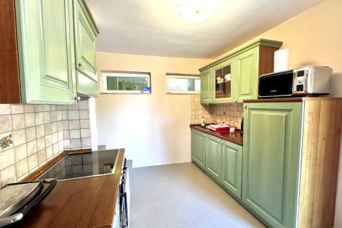 Novi Vinodolski- kuća sa 3 stana blizu mora