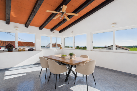 Istrien, Novigrad &ndash; 300 m vom Meer | Wohnung in der historischen Villa Adorno mit Meerblick