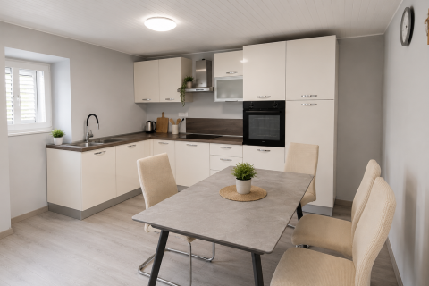 Casa a schiera ristrutturata con giardino e vista mare in vendita