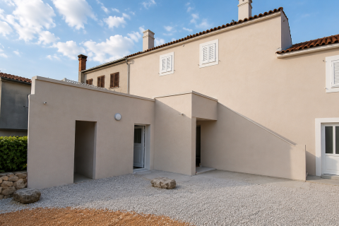 Casa a schiera ristrutturata con giardino e vista mare in vendita