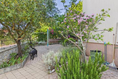 Jadranovo &ndash; Appartamento con giardino vicino al mare