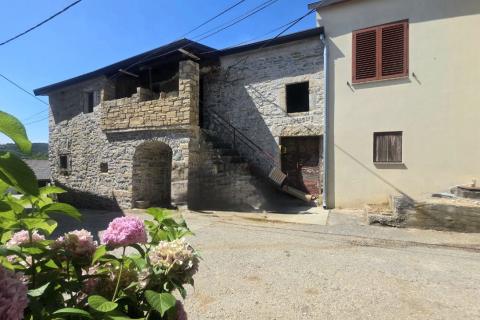 Istra,Buzet,Motovun-kamena kuća u nizu