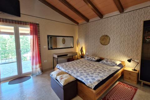 Istria, Svetvinčenat - Casa con piscina e giardino mediterraneo