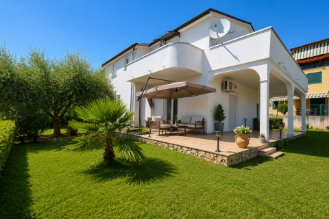 ISTRIA, CITTANOVA &ndash; Casa con appartamenti e terreno edificabile, a soli 800 m dal mare