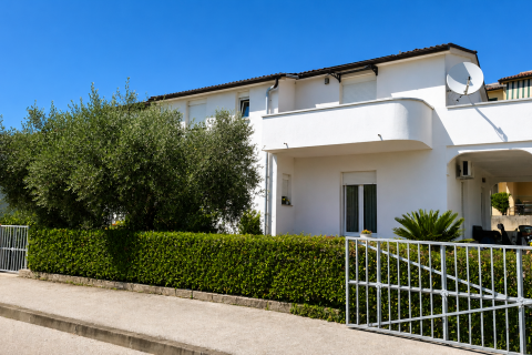 ISTRIA, CITTANOVA &ndash; Casa con appartamenti e terreno edificabile, a soli 800 m dal mare