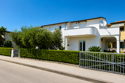ISTRIA, CITTANOVA &ndash; Casa con appartamenti e terreno edificabile, a soli 800 m dal mare