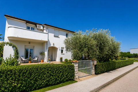 ISTRIA, CITTANOVA &ndash; Casa con appartamenti e terreno edificabile, a soli 800 m dal mare