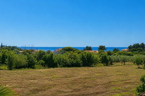 ISTRIA, CITTANOVA &ndash; Casa con appartamenti e terreno edificabile, a soli 800 m dal mare