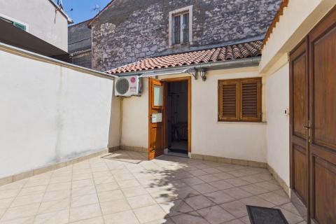 Istria, Rovigno, centro, strada tranquilla, due appartamenti + cortile privato