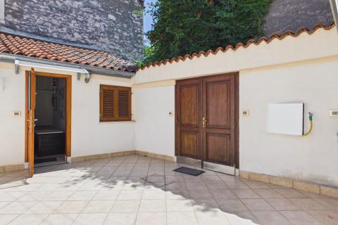 Istria, Rovigno, centro, strada tranquilla, due appartamenti + cortile privato